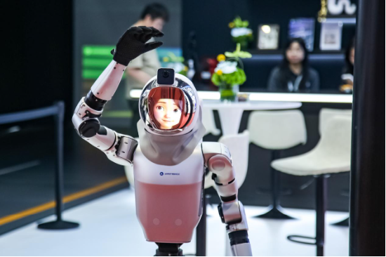 2025上海车展探秘，光峰科技展台的这款机器人被围观
